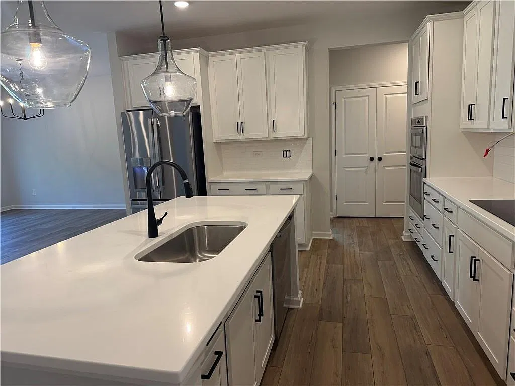 4 bed, 3.0 bath, 2693 sqft, $3,000 — Photo 2