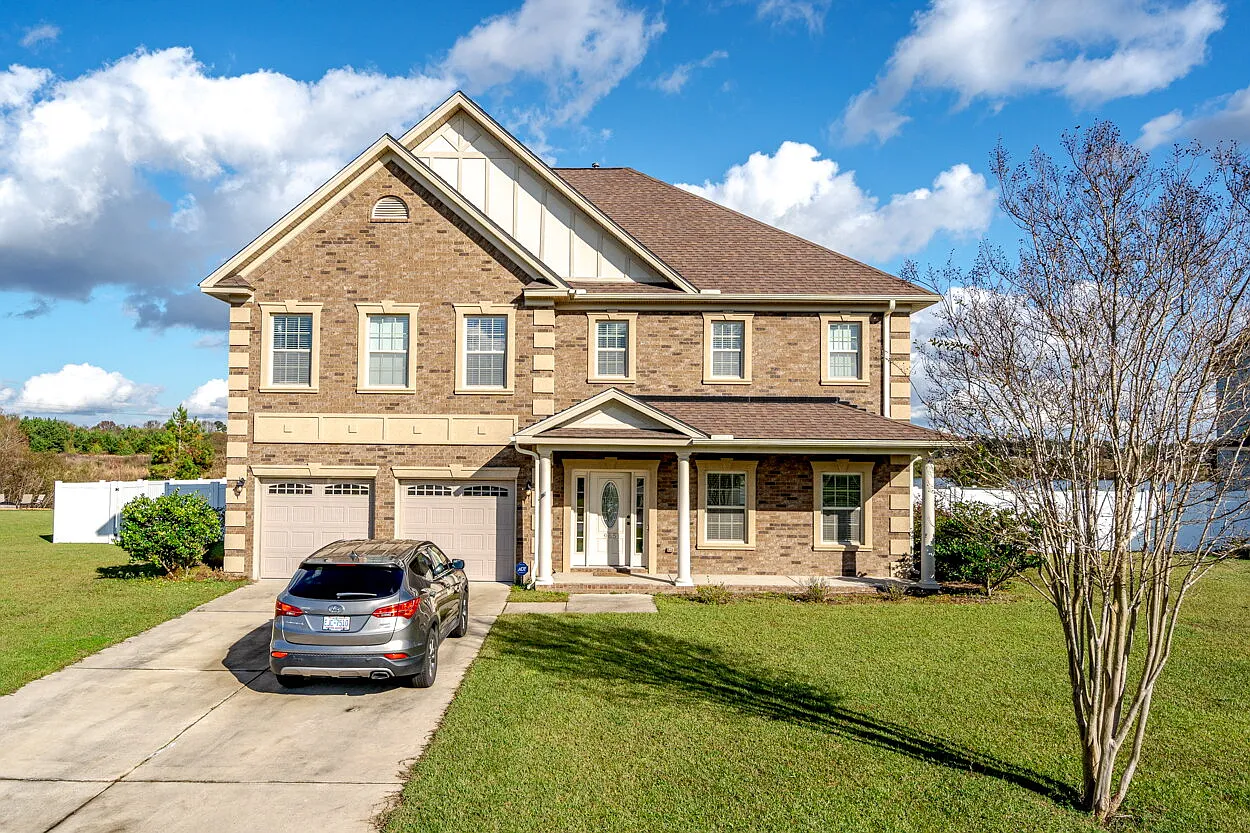 5 bed, 4.5 bath, 4300 sqft, $2,400 — Photo 2