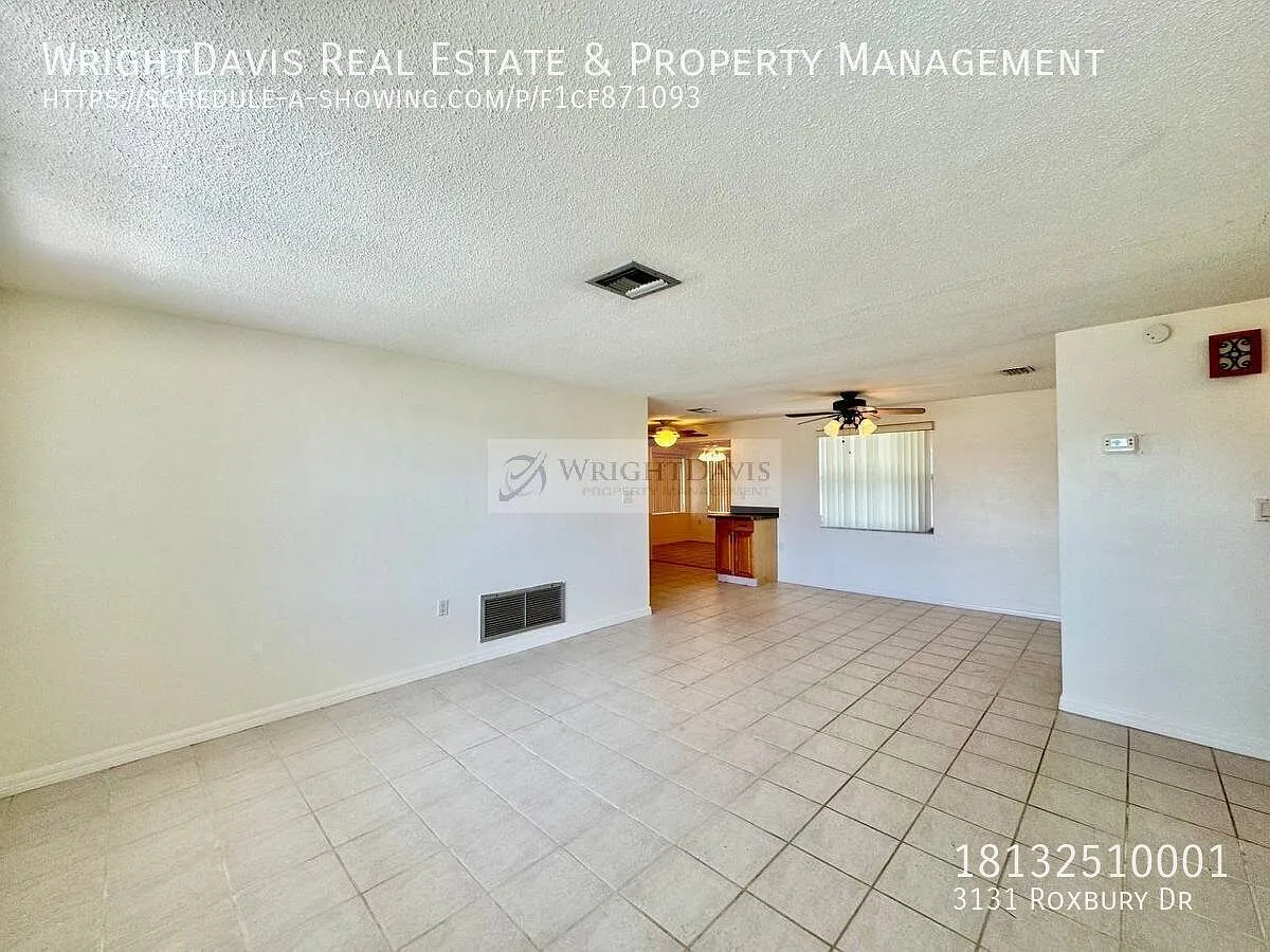 Charming 2/1 Home with Fenced Backyard — Photo 4