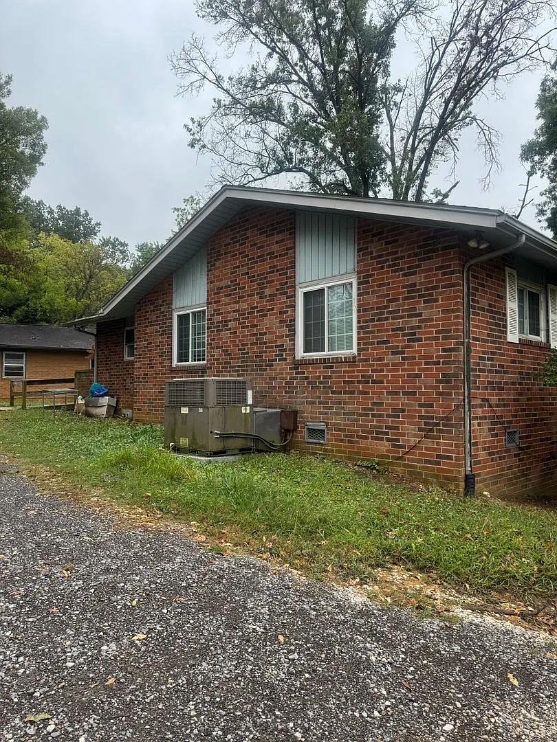 Knoxville 37930 - Spacious 3 Bedroom, 1.5 Bath Home in a convenient Knoxville Location! — Photo 2