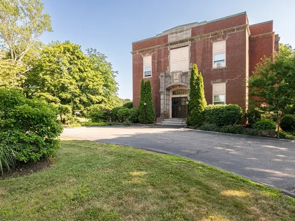 15 Green St APT 4, Ipswich, MA 01938