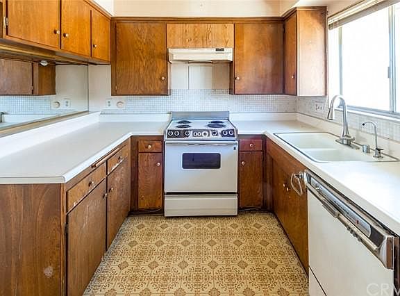 4th image of 23063 Nadine Cir Unit B