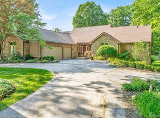 5641 Sussex Dr, Troy, MI 48098
