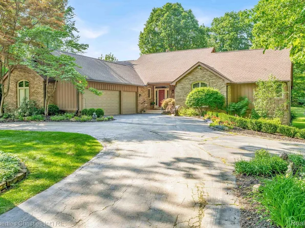 5641 Sussex Dr, Troy, MI 48098