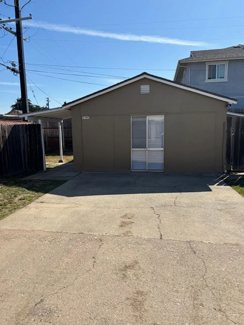 539C E. Newlove Drive — Photo 1