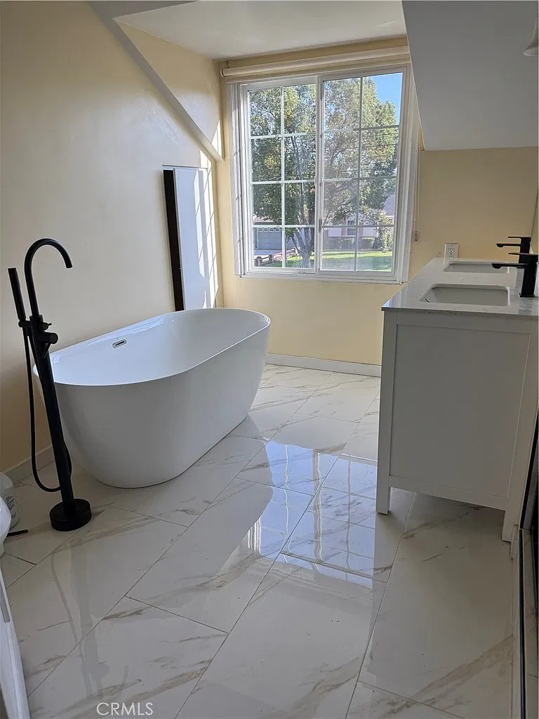 3 bed, 1.5 bath, 3200 sqft, $3,800 — Photo 4