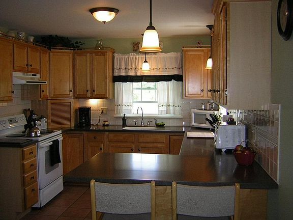 3rd image of 37 Johnny Cake Ln