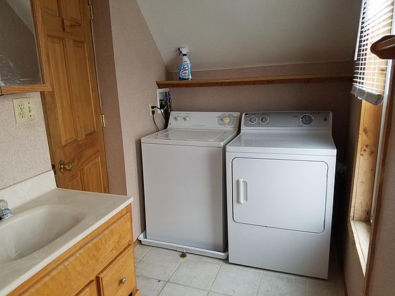 Laundry area in main bath
