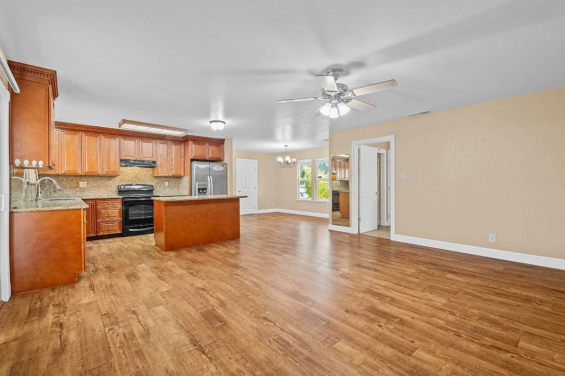 4 bed, 1904 sqft, $3,000 — Photo 2