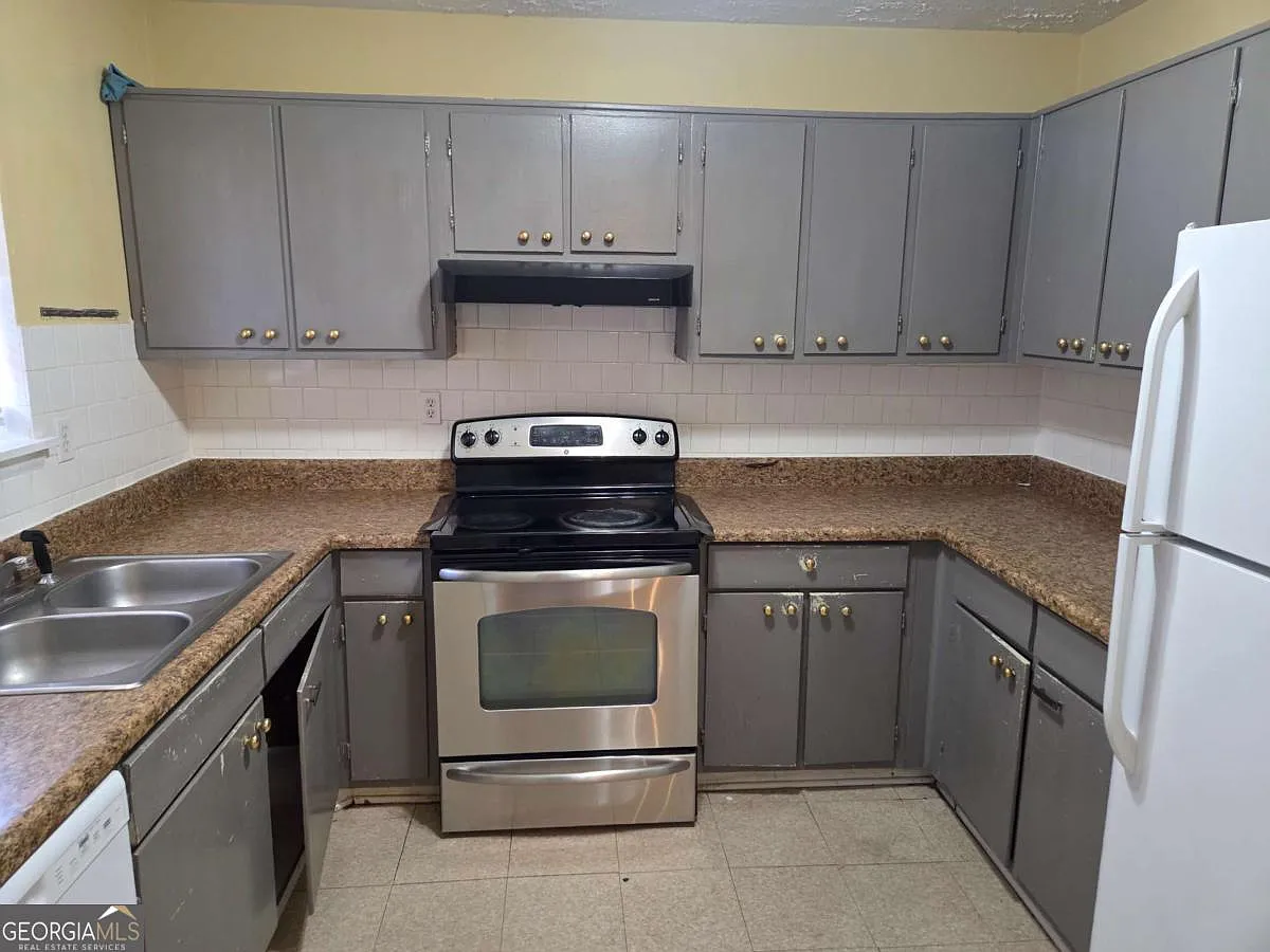 2 bed, 1.0 bath, $1,600 — Photo 2