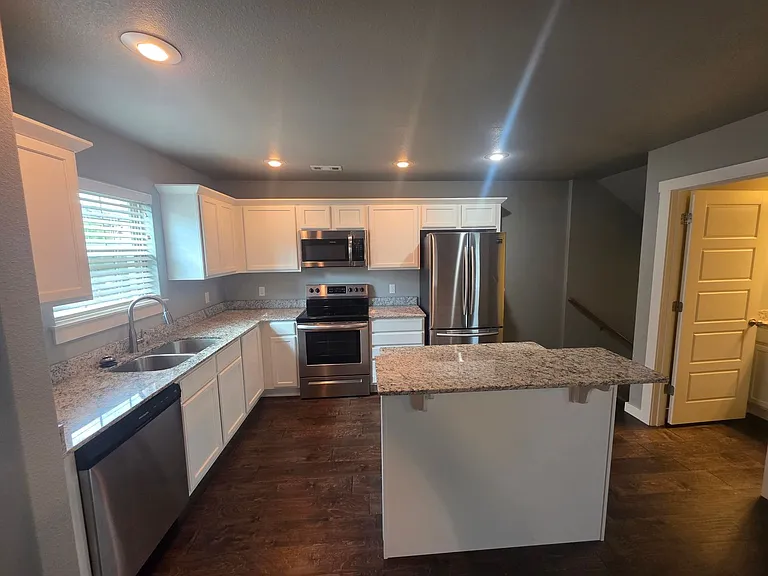 2828 Blackstone — Photo 2