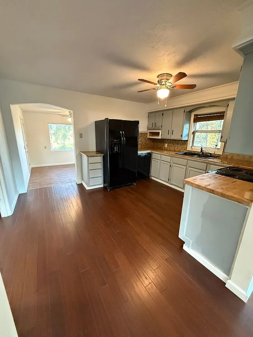 1123 Carter Street — Photo 3