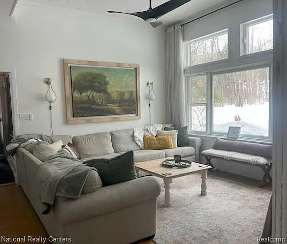 3 bed, 1.5 bath, 2016 sqft, $5,000 — Photo 2