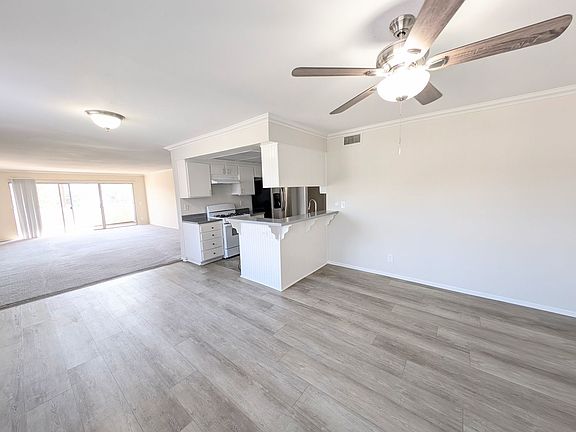 3rd image of 13131 Moorpark St APT 312