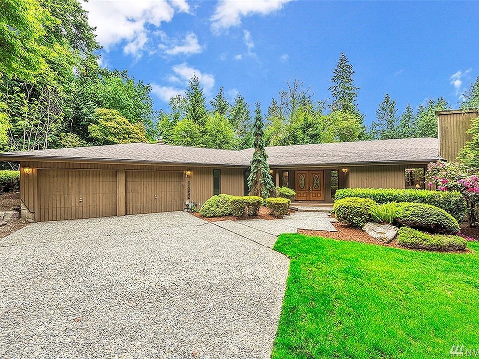 This spacious rambler is surrounded by lush gardens and woods. Across the driveway is the 36 acre Juanita Woodlands Park to explore.