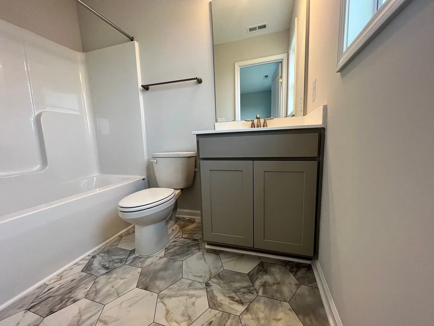 2 Bed/2.5 Bath Townhome in Smithfield! — Photo 3