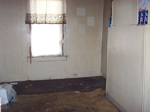 4th image of 115 E 13th St