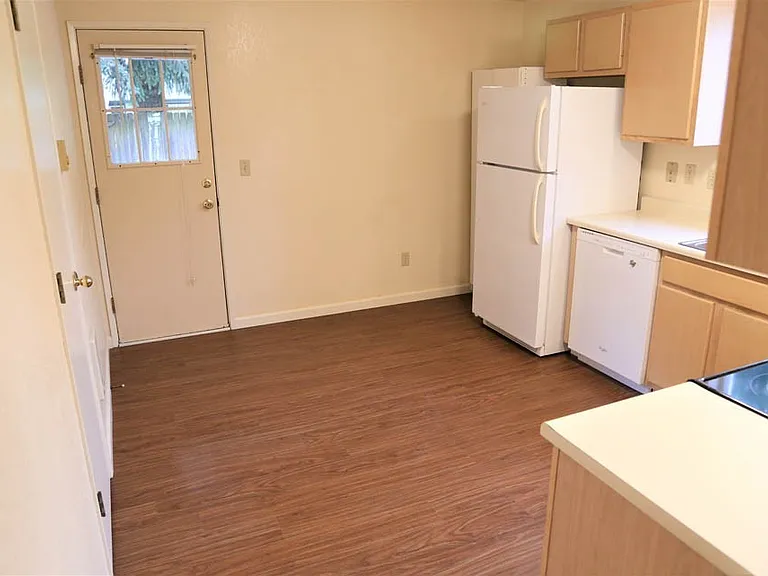 3358 SE Charlotte Pl — Photo 6