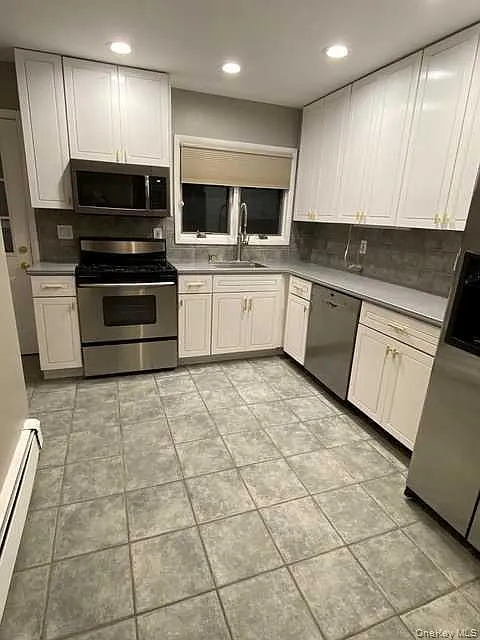 3 bed, 2.5 bath, 1332 sqft, $5,245 — Photo 3