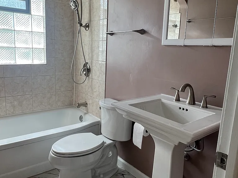 2nd floor full bathroom