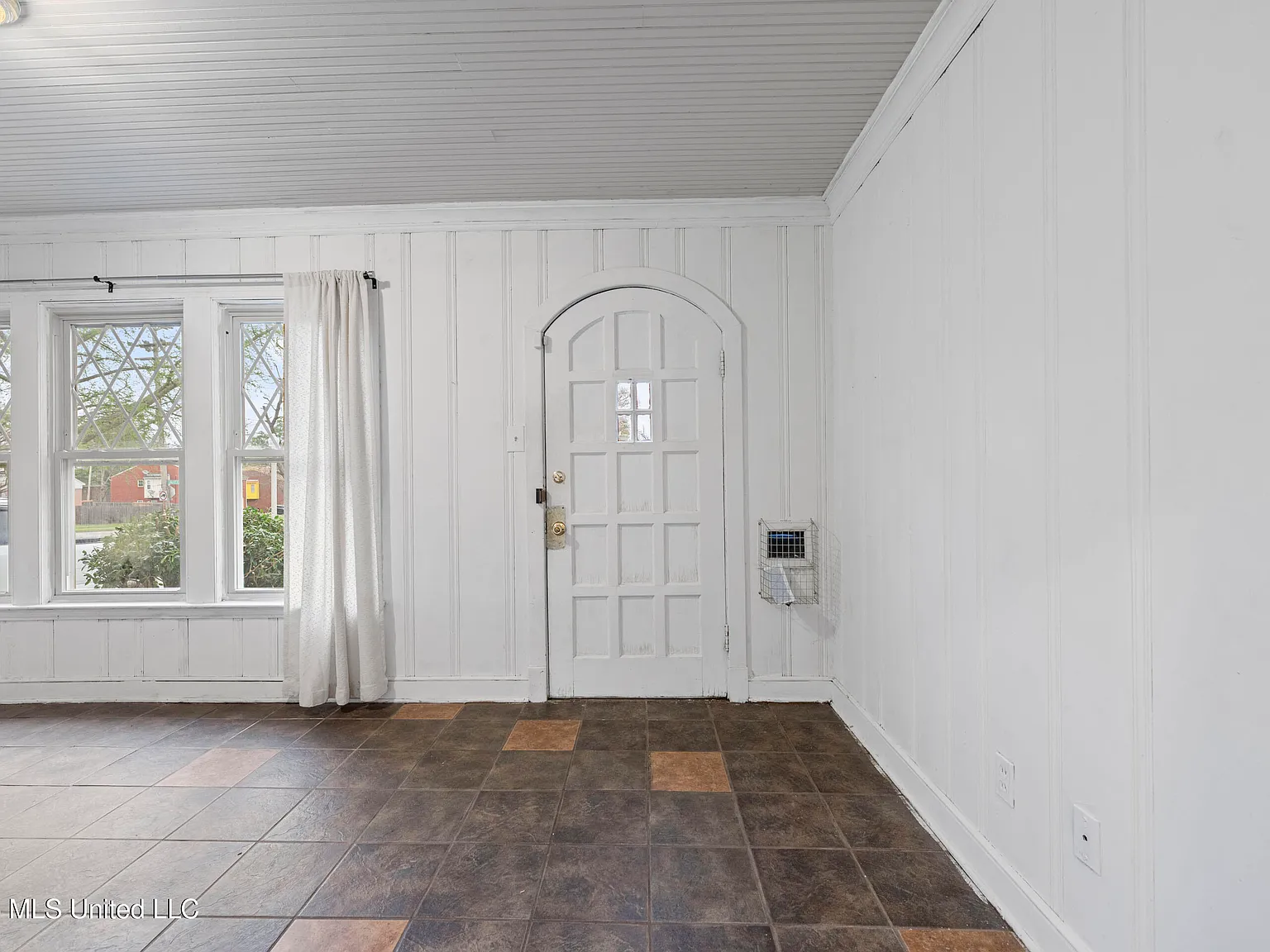 4 bed, 2.5 bath, 2535 sqft, $2,200 — Photo 2