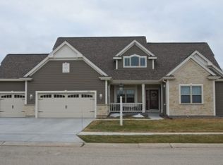 1276 Winterberry Rd, Oconomowoc, WI 53066