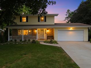 2320 E Beck Rd, Lindenhurst, IL 60046