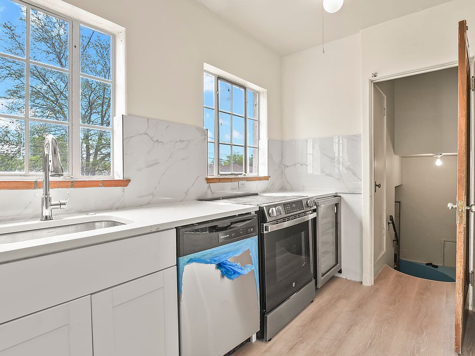 UPPER KITCHEN