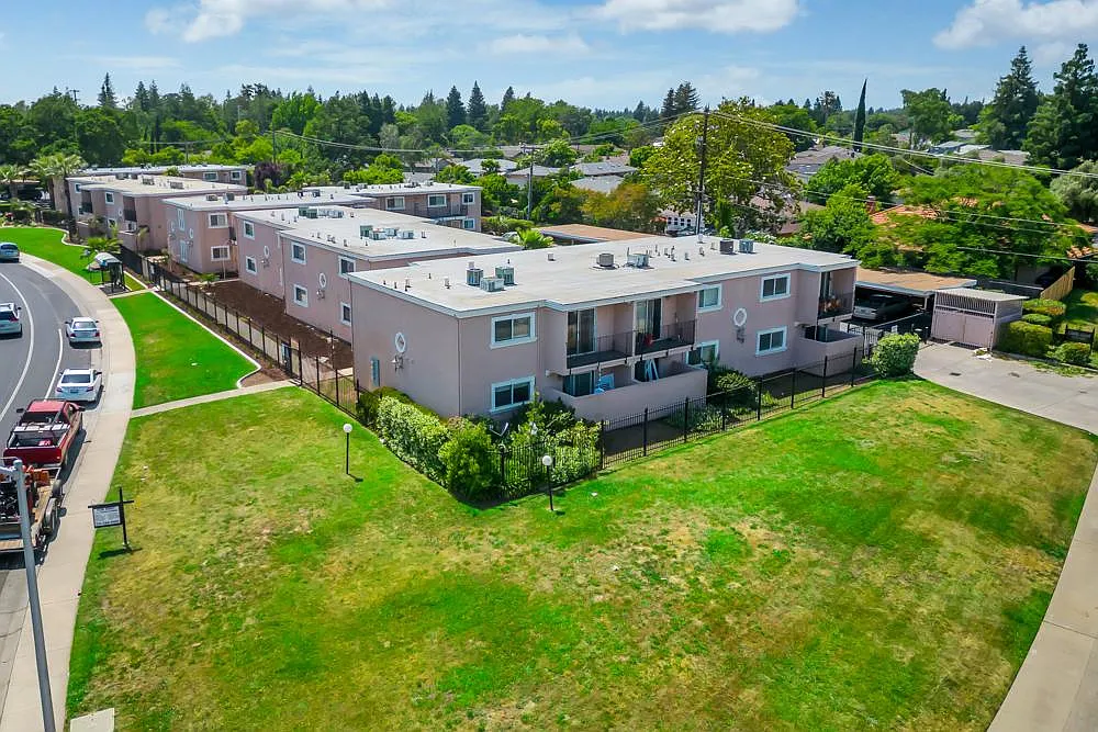 South Land Park Apartments — Photo 1