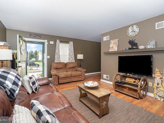 3rd image of 1912 Wyatt Cir