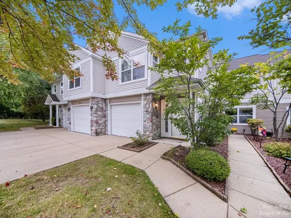 512 Boulderstone Ln, Chelsea, MI 48118