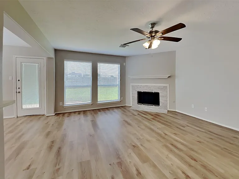 22076 Knights Cove Dr — Photo 3