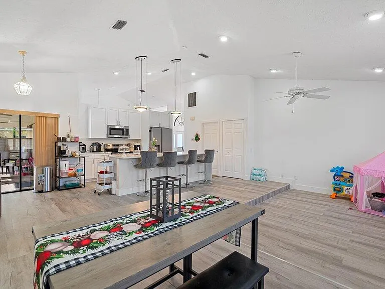 434 SW Jeanne Ave — Photo 10
