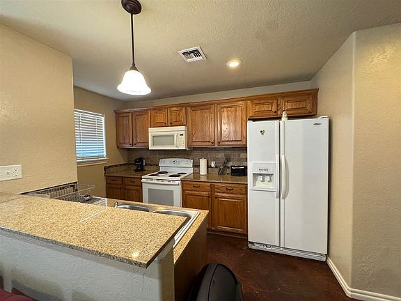 5th image of 2505 SW C Ave