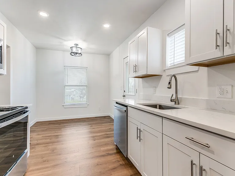 Renovated 2 Bedroom Downstairs Duplex in Los Angeles Heights — Photo 5