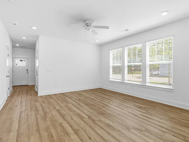 105 Cobden Ct — Photo 9