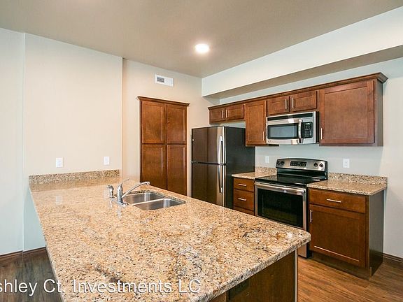 5th image of 405 Ashley Ct Unit 200