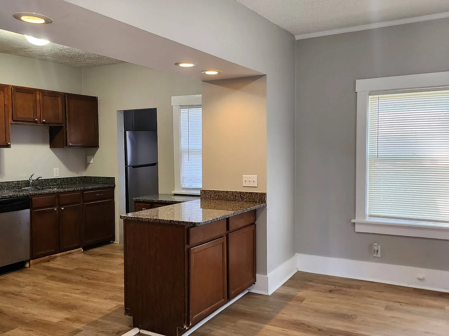 4 bed, 1.5 bath, 1600 sqft, $1,800 — Photo 2