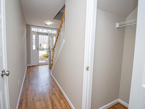 Entry foyer w closet