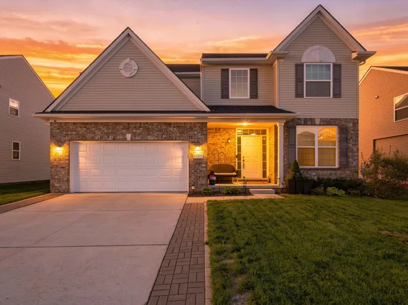 21222 Laurelwood Ct, Farmington, MI 48336