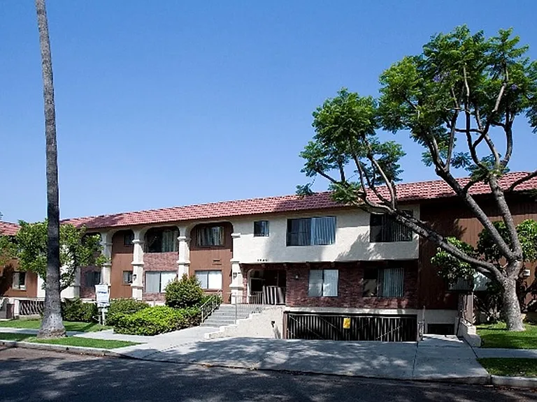 1049 Winchester Ave — Photo 1