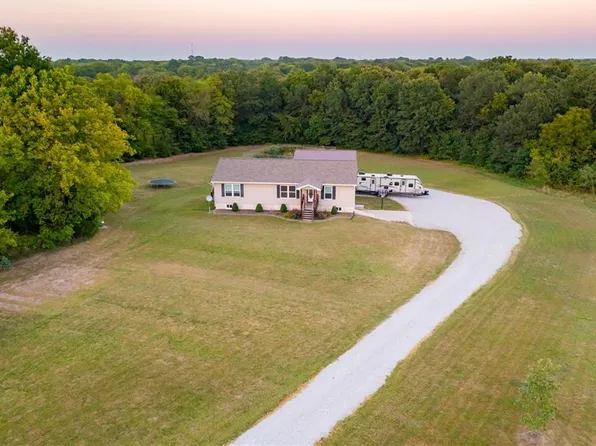 823 NE 951st Rd, Knob Noster, MO 65336