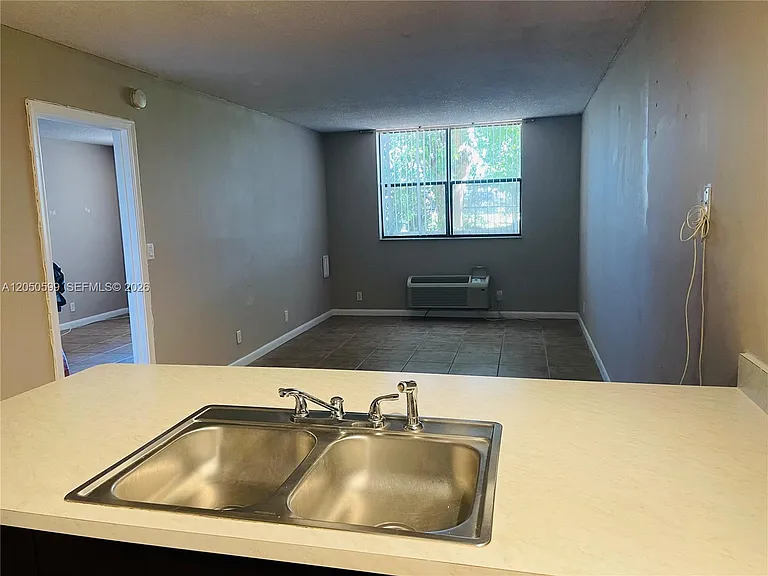 2401 Riverside Dr #114-B — Photo 7