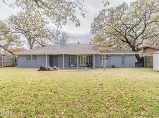 833R Spring Lake Dr, Bedford, TX 76021