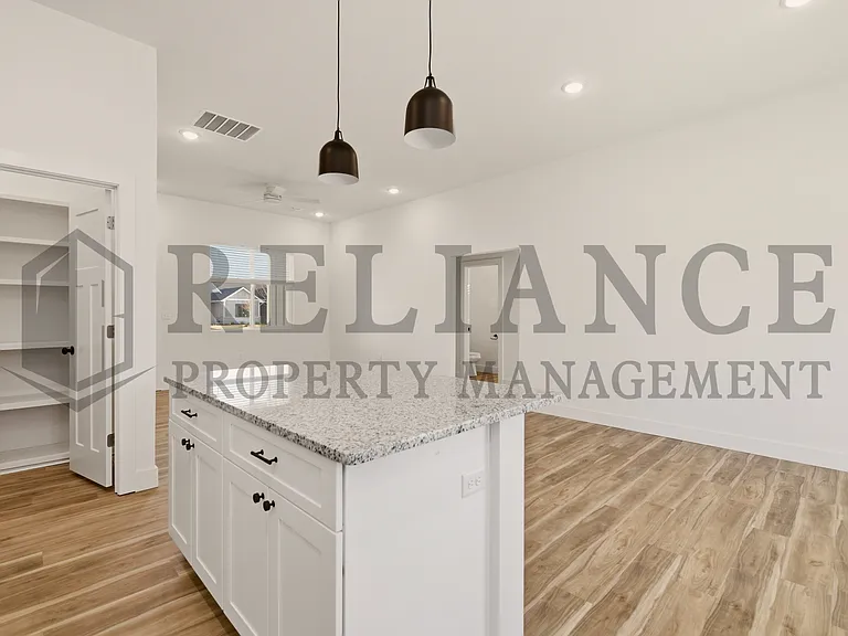 501 E Elmwood St — Photo 11