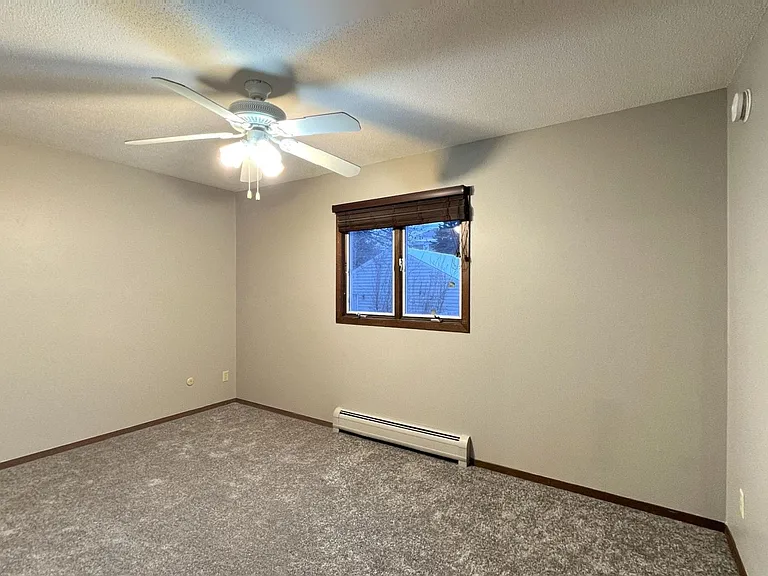 Spacious 2 Bedroom Apartment — Photo 5
