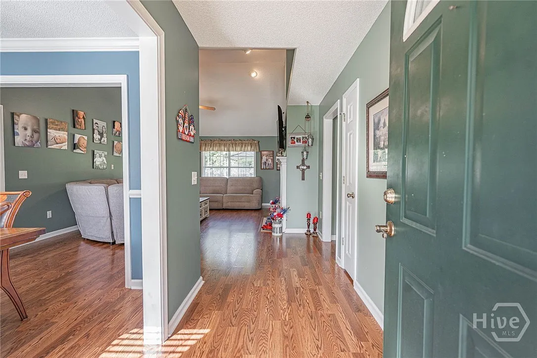 3 bed, 2.0 bath, 1564 sqft, $2,175 — Photo 3