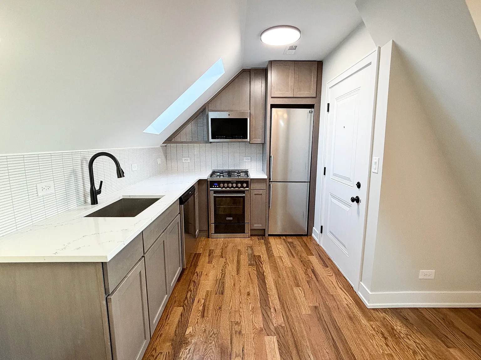 1 bed, 690 sqft, $1,595 — Photo 3