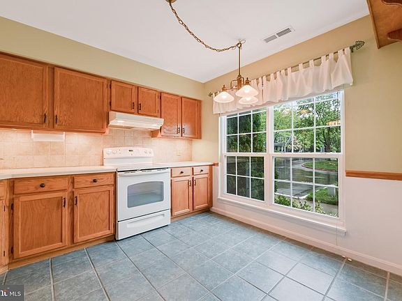 4th image of 903 Breakwater Dr