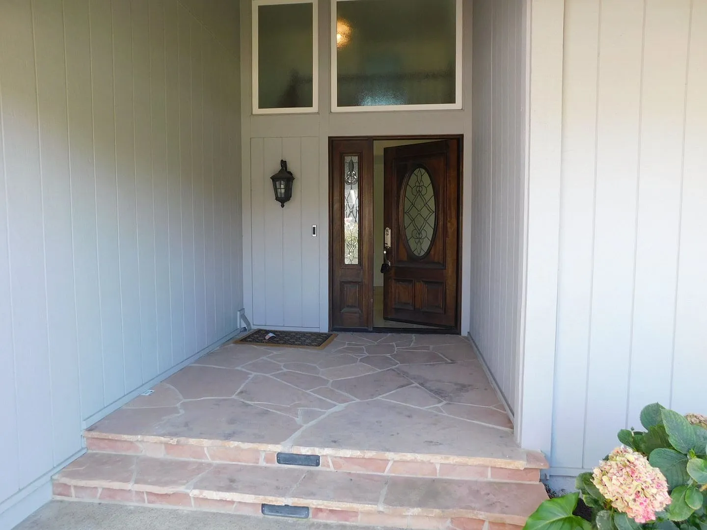 Beautiful 5-bedroom 3-Bathroom 2-Story House — Photo 3